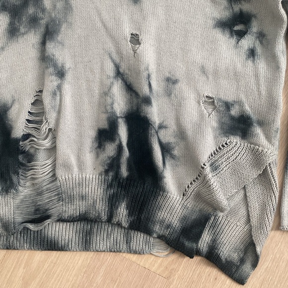 SIX/FIFTY Blue tie-dye knit sweater with lots of rips - Picture 2 of 11